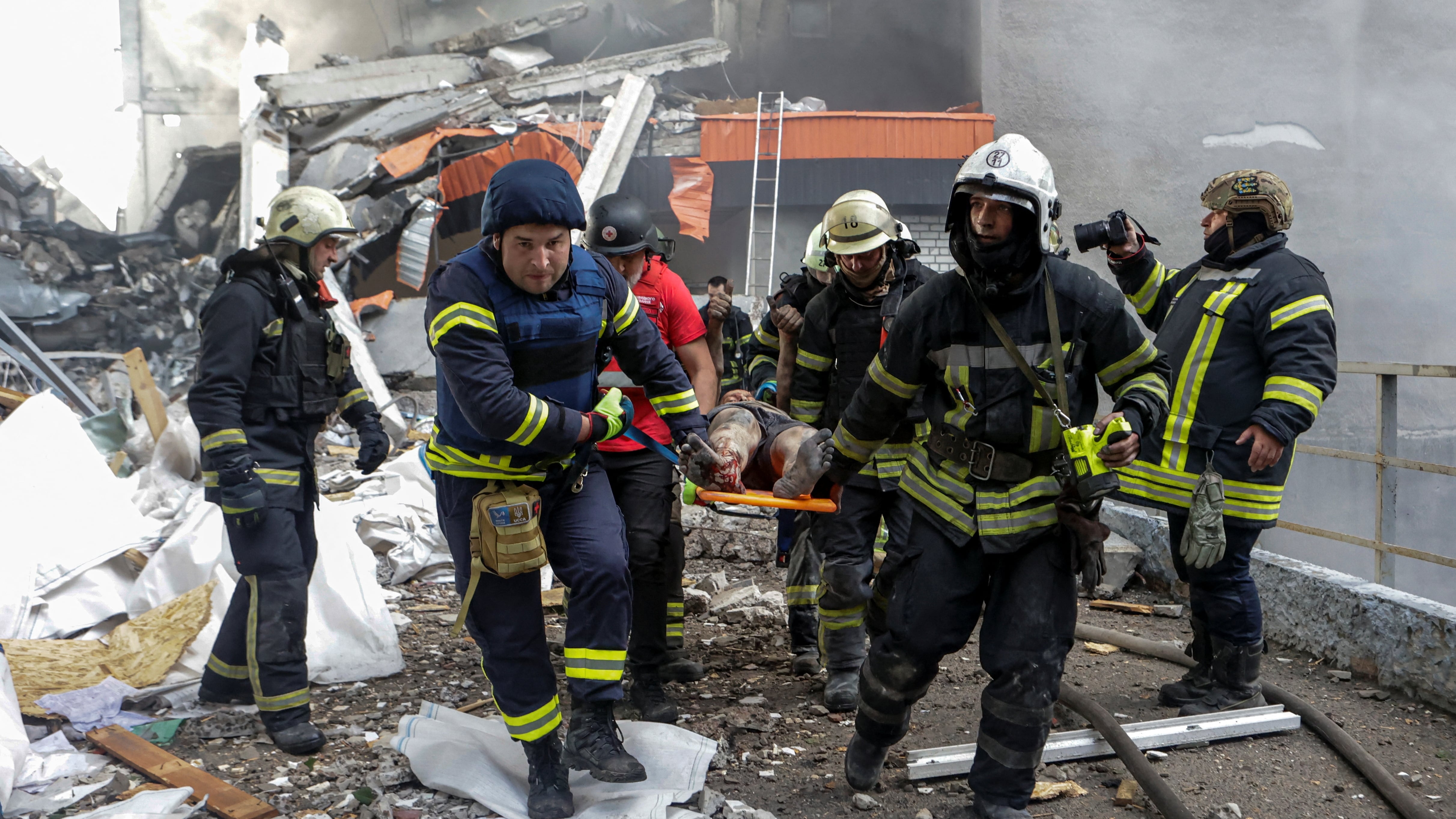 La segunda ciudad de Ucrania sufre el mayor ataque ruso en más de tres años de guerra