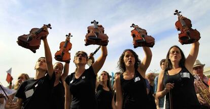 Manifestaci&oacute;n de profesores y alumnos de escuelas municipales de m&uacute;sica de Madrid contra la subida de tasas.