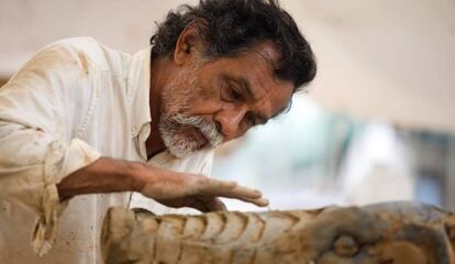 El artista mexicano junto a su escultura 'La Lagartera', en 2008.