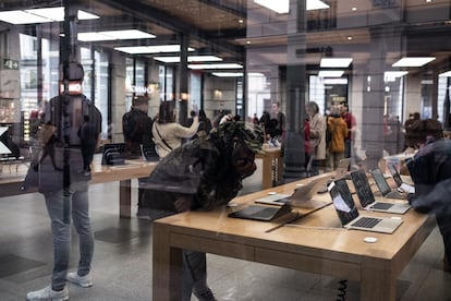 
Damián, viendo una pelícua en el Apple de la Puerta del Sol, la semana pasada. 
