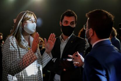 El 'president' Pere Aragonès (de espaldas) conversa con la presidenta del Parlament, Laura Borràs, en presencia del expresidente del Parlament, Roger Torrent, en una imagen de archivo.