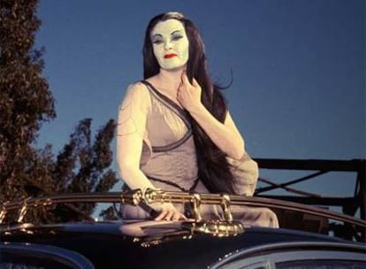 Yvonne de Carlo, caracterizada como Lily Munster.