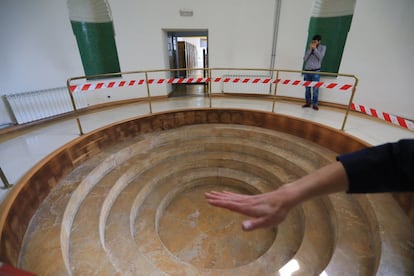 Al fondo de la estufa se encuentra el baño de la reina, una enorme bañera circular que se abrirá al nuevo edificio cuando se restaure. Luego se accede al Palacio Viejo, que hoy en día funciona como centro para formar al profesorado.