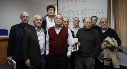 Miembros de la familias Montalbán y Moya, en la Facultat de Història de Valencia, el autor del libro Mario Amorós y el editor Vicent Olmos.