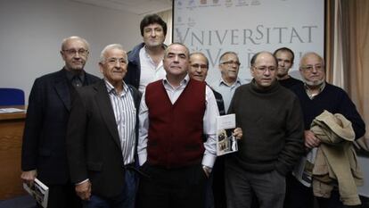 Miembros de la familias Montalbán y Moya, en la Facultat de Història de Valencia, el autor del libro Mario Amorós y el editor Vicent Olmos.