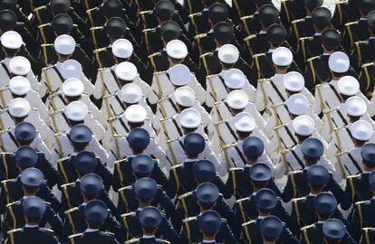 Militares, em perfeita formação, na praça Vermelha de Moscou.