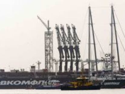 El Rainbow Warrior de Greenpeace navega junto al petrolero ruso Michaíl Ulyanov (izda) con una pancarta en la que se puede leer ¡No al petróleo del Ártico! cerca del puerto de Rotterdam (Holanda) hoy.