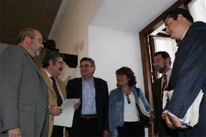 Algunos de los miembros de la ponencia de reforma del Estatuto andaluz, antes de comenzar la reunión de ayer. De izquierda a derecha: José Caballos (PSOE), Antonio Romero (Izquierda Unida), Luis Pizarro (PSOE), Antonia Moro (PSOE), Manuel Gracia (PSOE) y Antonio Sanz (PP).