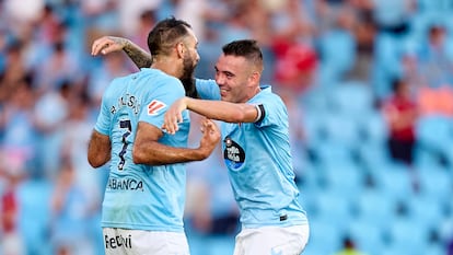 Borja Iglesias (left) and Iago Aspas hug in Balaidos (Vigo) on August 16 after the league win over Alaves.