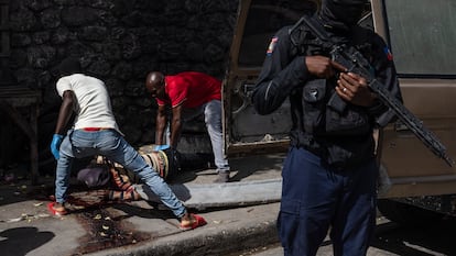 Un oficial de policía hace guardia mientras peritos trabajan en Puerto Príncipe, el 1 de mayo de 2024.