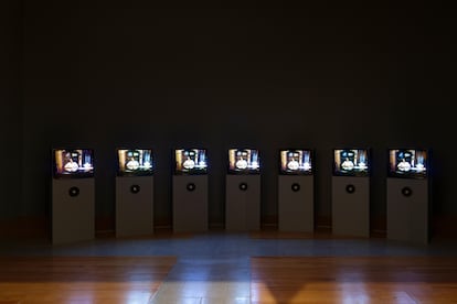 Chantal Akerman'ın 'Jeanne Dielman...' adlı eserinin son sekansından doğan 'Öldürdükten Sonra Oturan Kadın' (2001) adlı video enstalasyonu, MAC/CCB müzesi, Lizbon.