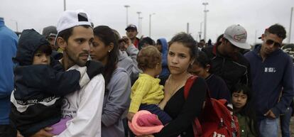 Família venezuelana na fila do café, na Colômbia.