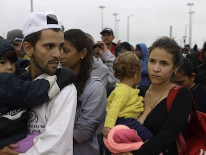 Família venezuelana na fila do café, na Colômbia.