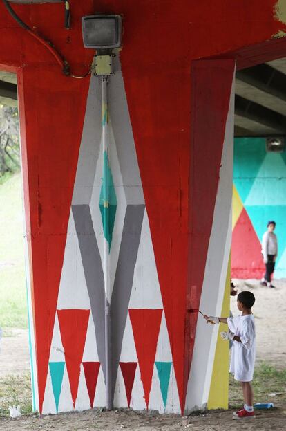 Los pequeños también son reivindicativos y piden que haya más actividades así en el barrio para los niños. Con las manos manchadas de pintura daban los últimos brochetazos a su parte del mural. Luego tocó lavárselas para comer la paella que se sirvió bajo el puente.