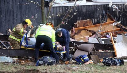 Los servicios de emergencia rescatan a una mujer que qued&oacute; atrapada bajo los escombros de una casa en Boone County (Kentucky).