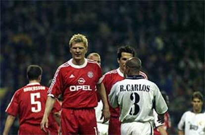 Effenberg, junto a Roberto Carlos, en el Bayern-Madrid de la temporada pasada.