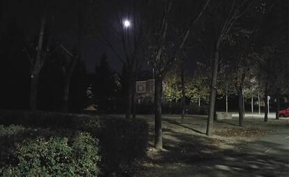 Fotografía de una noche cerrada tomada con el LG V30 con iluminación externa escasa.