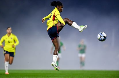 La selección femenina de Colombia durante un partido amistoso.