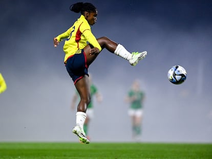 La selección femenina de Colombia durante un partido amistoso.