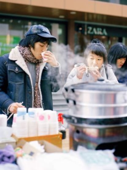 Puesto de 'street food' en el barrio de Myeongdong, en Seúl (Corea del Sur).