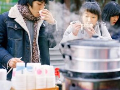 Puesto de 'street food' en el barrio de Myeongdong, en Seúl (Corea del Sur).