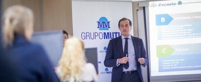 Rafael González-Palenzuela, director de recursos humanos de Mutua, durante una clase en la Escuela Mutua Madrileña.