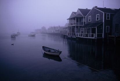 Casas sobre el puerto de Nantucket, en la isla del mismo nombre, en Massachusetts, EE UU.