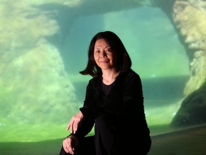 La escritora japonesa Yoko Tawada, autora del libro &#039;Memorias de una osa polar&#039;, en el zoo de Barcelona. 