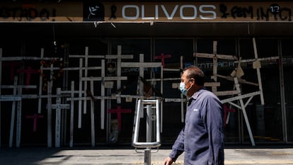 Accidente Metro CDMX: Un hombre camina frente a la estación Olivos de la Línea 12 del metro de Ciudad de México