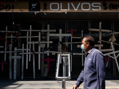 Un hombre camina frente a la estación Olivos de la Línea 12 del metro de Ciudad de México, el 2 de mayo de 2022.