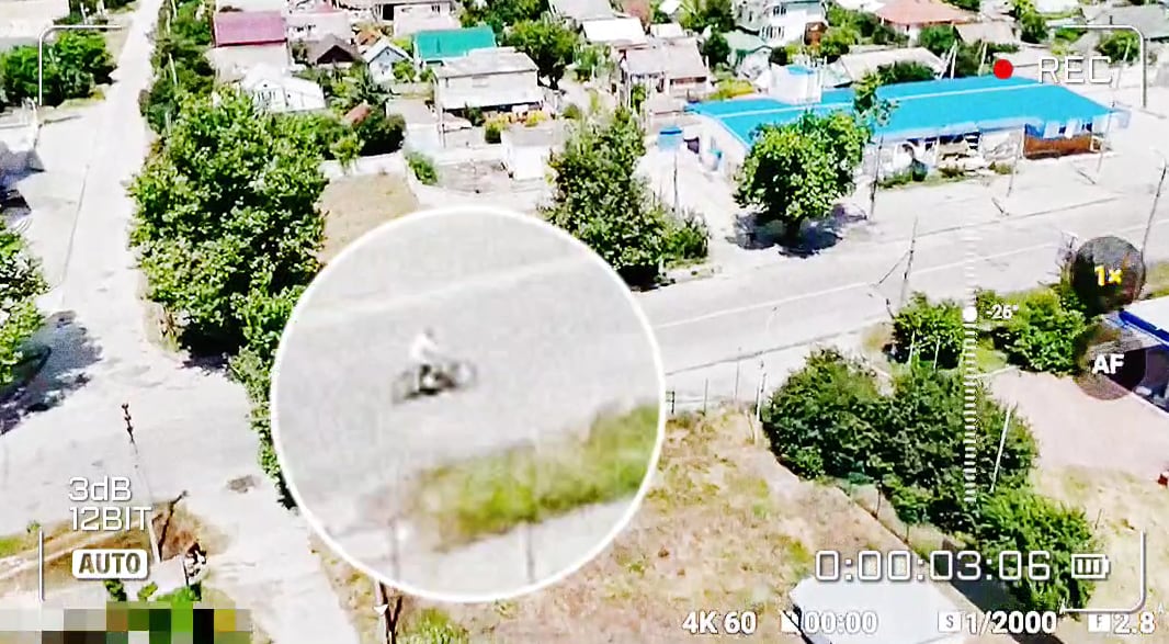 Imagen de un ciclista en Jersón a punto de ser atacado por un dron. Video difundido el 2 de junio por canales militares rusos.