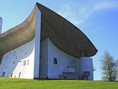 Le Corbusier té ja 68 anys quan intervé a la capella de Notre-Dame du Haut.