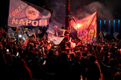 Los hinchas del Nápoles celebran el título de la Serie A, logrado tras empatar en el campo del Udinese. 