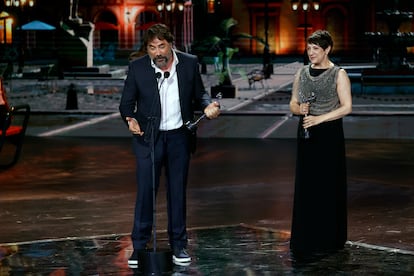 Los actores Javier Bardem y Blanca Portillo reciben el premio al Mejor Actor y Actriz, respectivamente, durante la ceremonia de entrega de los Premios Platino.