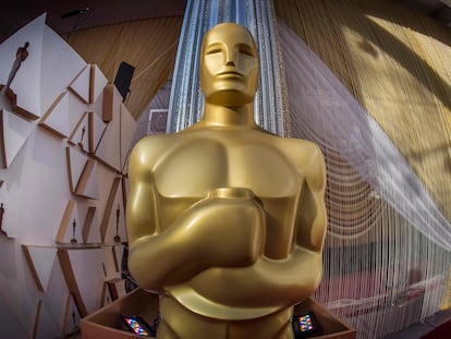 Estatua de los premios Oscar en el teatro Dolby de Los Ángeles.