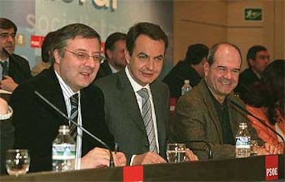 José Luis Rodríguez Zapatero, flanqueado por José Blanco y Manuel Chaves, durante la reunión del comité federal.