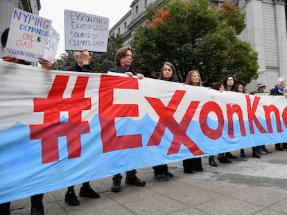 Un grupo de activistas protestan durante un juicio contra Exxon, frente al edificio del Tribunal Supremo del Estado de Nueva York, en octubre de 2019.