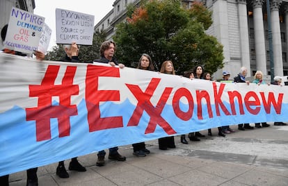 Un grupo de activistas protestan durante un juicio contra Exxon, frente al edificio del Tribunal Supremo del Estado de Nueva York, en octubre de 2019.