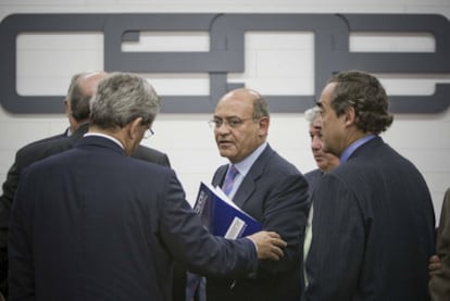 Gerardo Díaz Ferrán, presidente de la CEOE, en el centro, en una reciente junta directiva.
