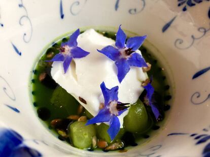 PEPINOS ENCURTIDOS CON SEMILLAS DE GIRASOL Y QUESO FRESCO, RESTAURANTE KOKOKO / CAPEL 