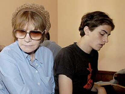 Nadine Trintignant y Roman Kolinka, madre e hijo de Marie Trintignant, el pasado 31 de julio en Vilna (Lituania).