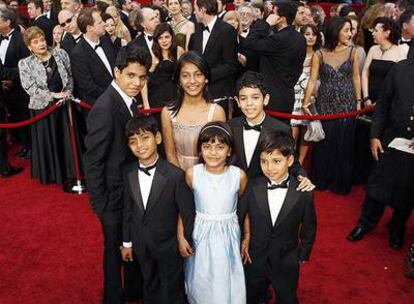 Rubina Ali, en el centro de la primera fila, y Azharuddin Ismail, derecha, en la alfombra roja con sus compañeros.