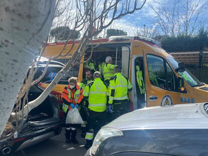 Los servicios de emergencias, en el lugar del atropello, entre el coche de la víctima y del autor del arrollamiento.