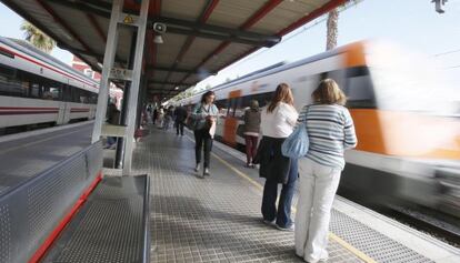 Andenes de la estaci&oacute;n en la localidad barcelonesa de Matar&oacute;.