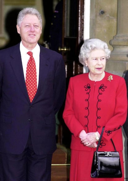 El presidente de Bill Clinton e Isabel II de Inglaterra posan para los fotógrafos en el Palacio de Buckingham en Londres en 2000.