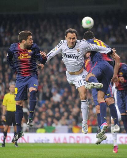 Ricardo Carvalho remata de cabeza ante Jordi Alba.