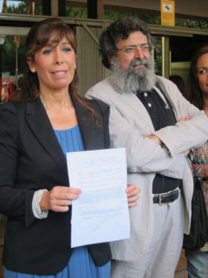 Alicia Sánchez-Camacho y Francisco Caja, de Convivencia Cívica, con la instancia para que su hijo sea educado en los dos idiomas