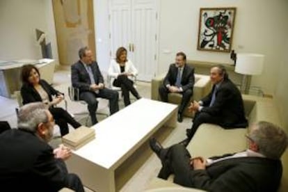 El presidente del Gobierno, Mariano Rajoy (fondo), acompañado de la ministra de Empleo, Fátima Báñez (a su dcha), los presidentes de la CEOE, Juan Rosell (a su izq), y de CEPYME, Jesús Terciado, los secretarios generales de CCOO, Ignacio Fernández Toxo (d), y de UGT, Cándido Méndez (delante) y la vicepresidenta del Ejecutivo, Soraya Sáenz de Santamaría, durante la presentación en marzo en La Moncloa de la Estrategia de Emprendimiento y Empleo Joven (2013-2016). EFE/archivo