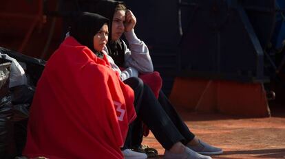 Dos mujeres inmigrantes asistidas por la Cruz Roja en el puerto de Algeciras