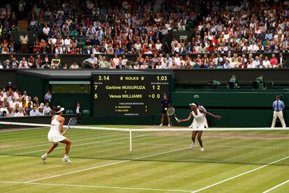 Venus Williams y Garbiñe Muguruza durante la final de Wimbledon.